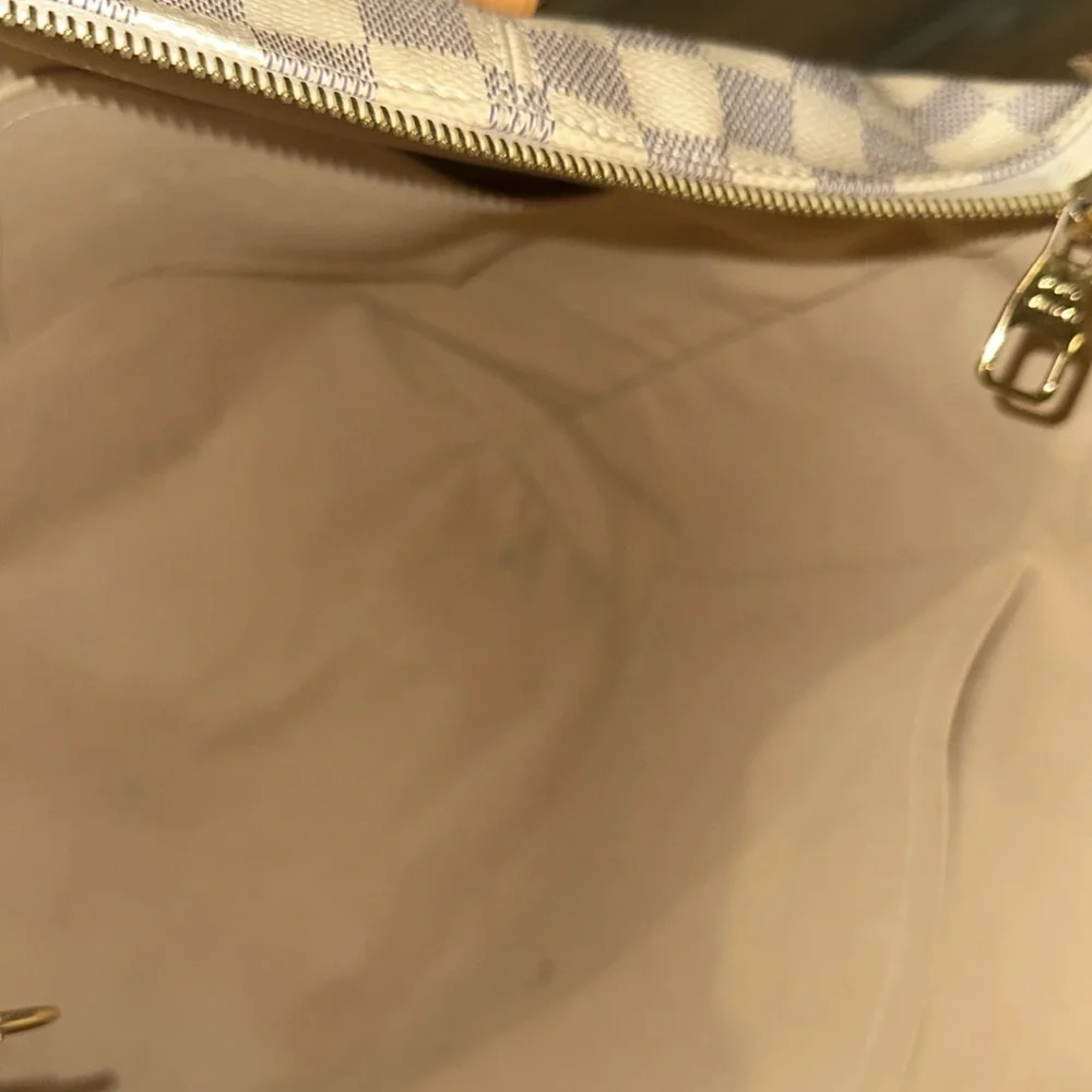 This is an authentic LOUIS VUITTON Damier Azur Totally MM. - Picture 5 of 7
